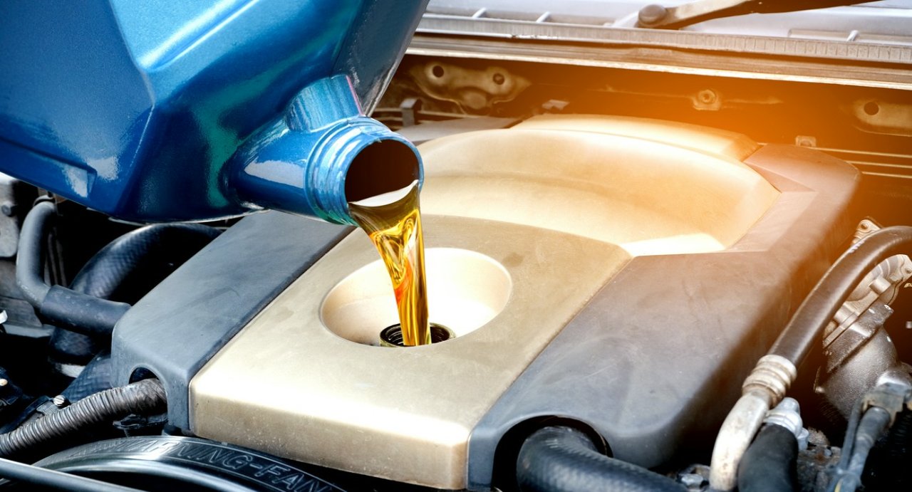 wlewanie oleju silnikowego